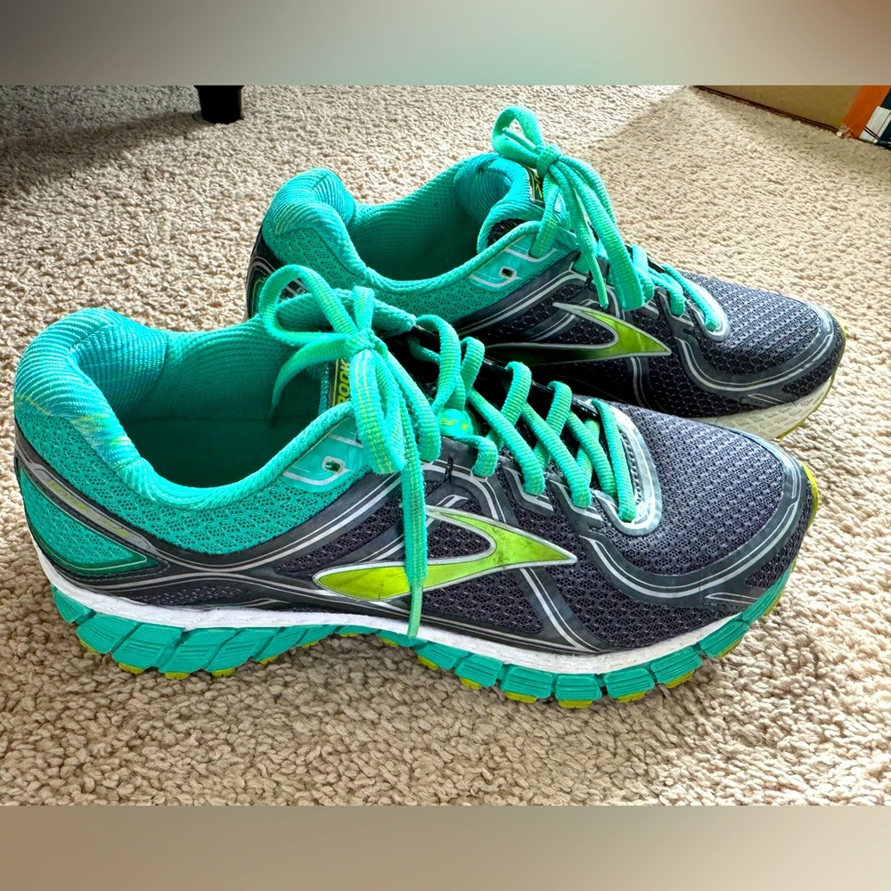 Women’s Brooks Adrenaline GTS 16 in EUC Size 9